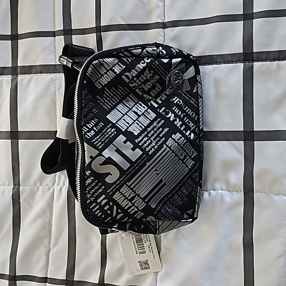 * NWT Lululemon Everywhere Belt Bag 1L *Manifesto Print - Black/Silver